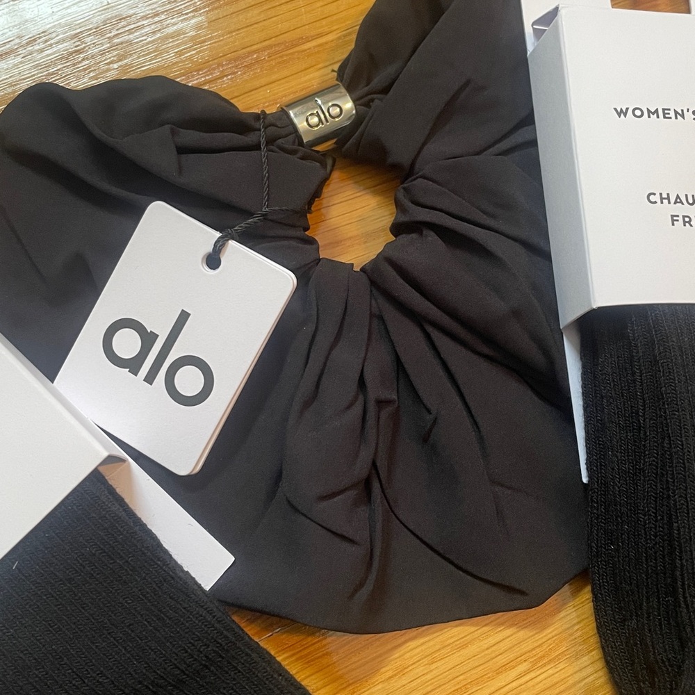 NWT New with Tags ALO Yoga Women’s Socks and Scrunchie Set - Picture 2 of 3